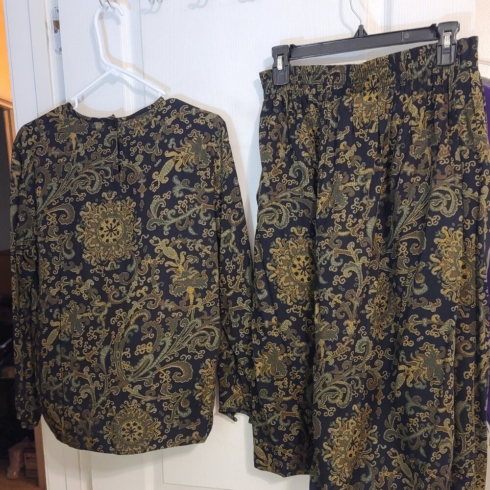 Rena Brown for Saville Petite Ladies 2 piece Top and Skirt. Ladies size 10P